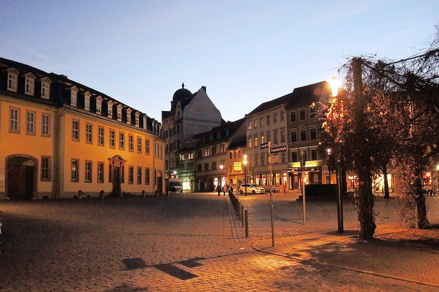 Weimar: Straßenbeleuchtung am Frauenplan . Vieselbacher Elektroservice GmbH (Foto: lichtraum, Torsten Müller)